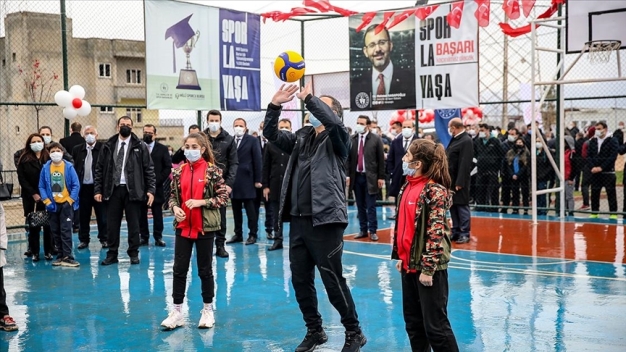 BAKAN KASAPOĞLU, SİİRTLİ ÇOCUKLARLA “LASTİKPARK” SPOR SAHASINDA VOLEYBOL OYNADI