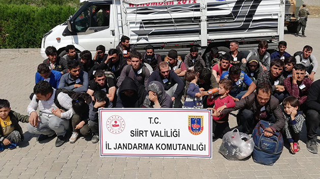 SİİRT’TE YAKALANAN 40 DÜZENSİZ GÖÇMEN SINIR DIŞI EDİLDİ