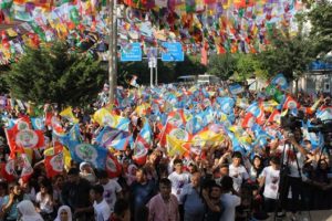 Halkın Demokrasi Partisi (HDP) Siirt’te miting gerçekleştirdi. Siirt Cumhuriyet Meydanı’nda