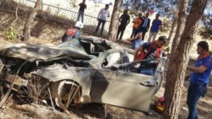 Siirt’te sürücüsünün hızını kontrol altına alamadığı otomobil okul bahçesine uçtu.
