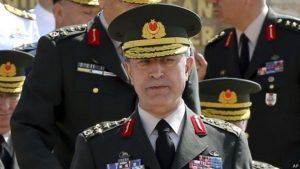 Komutanlar, PKK’lı teröristlerle mücadele eden askerlerle birlikte yemek yiyip sohbetetti.