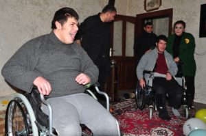 Siirt’te engelliler yararına sosyal medya hesabından yaptığı paylaşımlarla kaderdaşlarına el