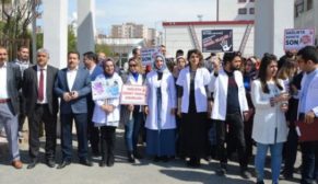 DOKTORA YAPILAN SALDIRI SİİRT’TE PROTESTO EDİLDİ