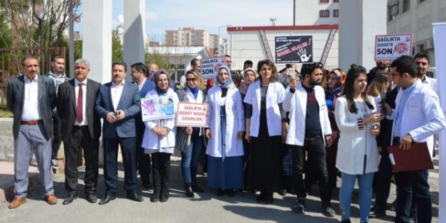 DOKTORA YAPILAN SALDIRI SİİRT’TE PROTESTO EDİLDİ