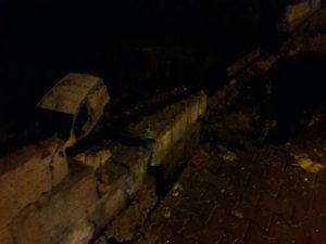 Siirt istinat duvarının çökmesi sonucu 2 araç kullanılamaz hale geldi.