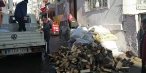 KARTON İLE ISINAN ENGELLİ AİLEYE AK PARTİ MERKEZ İLÇE BAŞKANI ÖNER GEYİK VE HAYIRSEVERLERDEN YARDIM ELİ