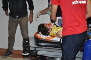 Siirt’in Pervari ilçesine bağlı Ormandalı köyünde kayalıklardan düşerek yaralanan çocuğu