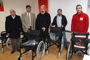 Siirt Kızılay Şubesi, engelli 14 vatandaşa sandalye dağıttı. Daha önce