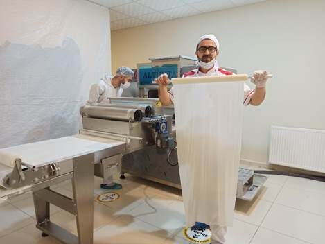 Siirt kent merkezinde KOSGEB’den aldığı destekle baklava dükkânı açan Şükrü Kılıçarslan, 4