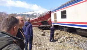 KURTALAN TRENİ HEYELAN SEBEBİYLE ELAZIĞ’DA RAYDAN ÇIKTI