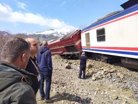 Kurtalan Ekspres’e ait yolcu treni Elazığ’da heyelan sebebiyle Maden ilçesi