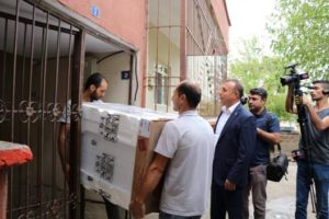 Siirt’in Kurtalan ilçe Belediye Başkanı Nevzat Karaatay, evlerinin önünü temiz