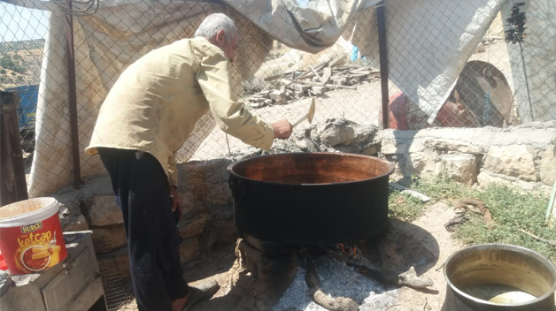 KÖYLERE DÖNÜŞÜN BAŞLAMASIYLA VATANDAŞLAR PEKMEZ YAPIMINA BAŞLADI