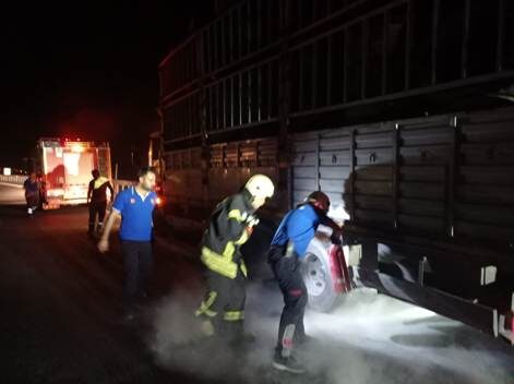 Siirt’e oto lastik getiren yüklü kamyonun alev alması itfaiye ekiplerinin