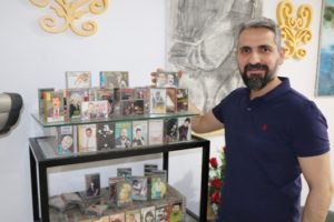 Siirt kent merkezinde gözlük satıcılığı yapan Yusuf Yaşar, yıllardır sanatçıların