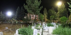 SİİRT’TE MEZARLIKLAR ARTIK GECELERİ IŞIL IŞIL!…