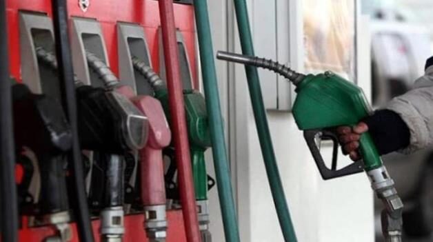 Aybaşında 44 kuruş indirim gelen motorine bu kez de zam