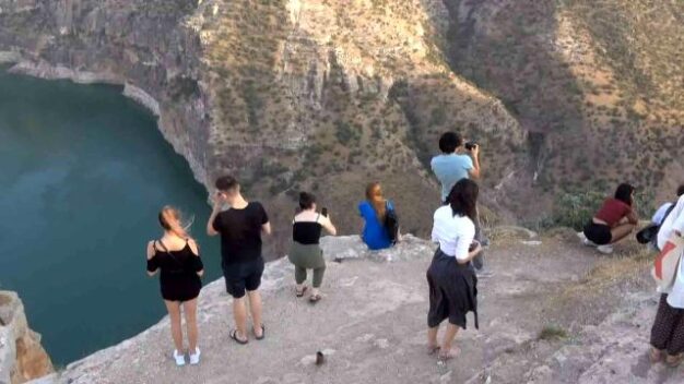 Siirt’te gençlerin kent merkezine 3 kilometre uzakta bulunan Delikli Taş’ta