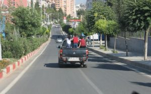 Siirt’te pikapla yolculuk yapan bir ailenin güvenlik önlemi almadan çocukları