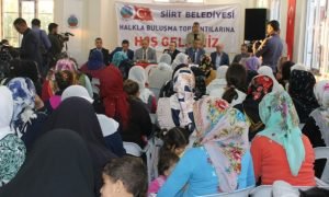 Halkın sıkıntılarını ve taleplerini yerinde dinlemek üzere vatandaşlarla bir araya