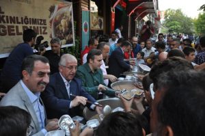 Siirt Belediyesi, Muharrem ayı münasebetiyle vatandaşlara aşure ikramında bulundu. Güres