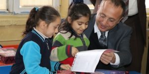 VALİ ATİK, ÖĞRENCİLERİN KARNE HEYECANINA ORTAK OLDU