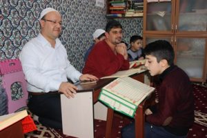 Siirt İl Müftülüğü bünyesinde Valide camiinde Kur’an-ı Kerim dersi gören