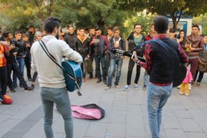 Siirt’te bir grup öğrenci tarafından Güres caddesinde yapılan sokak müziğine