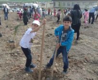 MİNİK ÖĞRENCİLERDEN “BİR İNSAN BİR FİDAN” PROJESİ