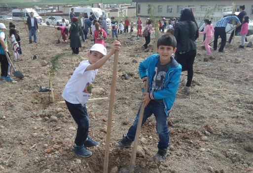 MİNİK ÖĞRENCİLERDEN “BİR İNSAN BİR FİDAN” PROJESİ