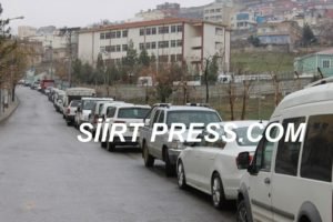 Sürü sürü araçların yol kenarlarını, kaldırımları işgal etmesi, Siirt için
