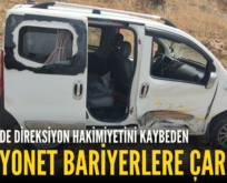 PERVARİ’DE DİREKSİYON HAKİMİYETİNİ KAYBEDEN KAMYONET BARİYERLERE ÇARPTI