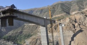 Siirt’in Pervari ilçesinde köprü yapımında kullanılan vinçten düşen 1 işçi öldü, 1 işçi yaralandı. Alınan