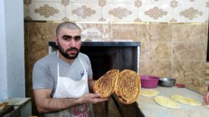 Siirt’te fırıncıların yüzleri, Ramazan ayında pideye olan rağbetten dolayı gülüyor.