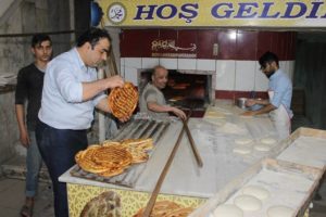 Siirt’te fırın işletmeciliği yapan esnaflar, Ramazan ayında iftar sofralarının vazgeçilmezi