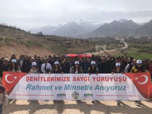 Siirt’in Eruh Kaymakamlığınca düzenlenen şehitlere saygı yürüyüşüne vatandaşlar yoğun ilgi