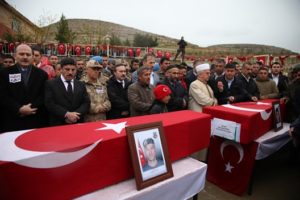 Siirt merkeze bağlı Ormanardı köyünde, yol yapım çalışmasında güvenliği sağlayan