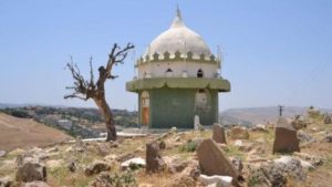 Siirt’in Çal Mahallesi yüksek tepelikte bulunan ‘Şeyh Tirki’ türbesi bakımsızlıktan
