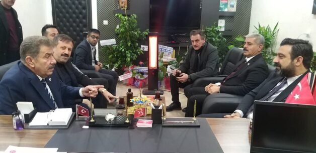 AK Parti Siirt İl Başkanı Av. Ekrem Olğaç, beraberindeki parti