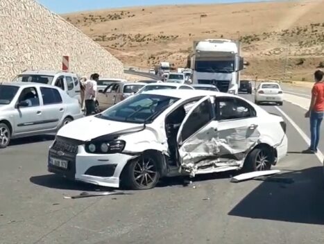 BAŞUR’DA TRAFİK KAZASI: 2 ARAÇ ÇARPIŞTI Siirt-Kurtalan Karayolunda iki aracın