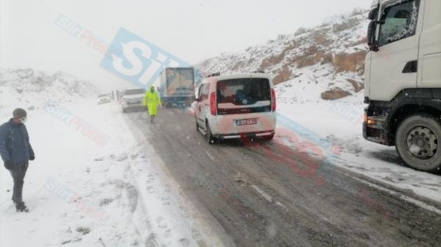 Siirt-Batman Kara Yolunda Mahsur Kalan Araçlar Kurtarıldı