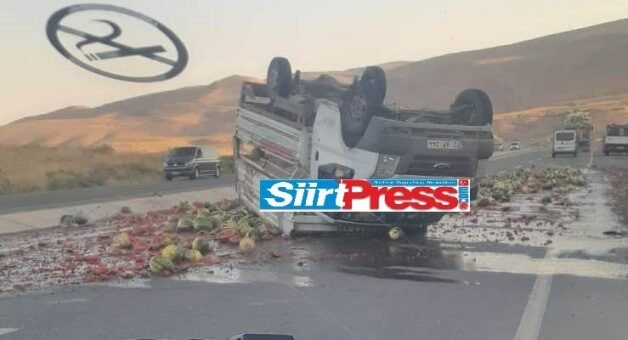 Siirt-Baykan ilçe karayolunda direksiyon hakimiyetini kaybeden karpuz yüklü kamyonetin devrilmesi