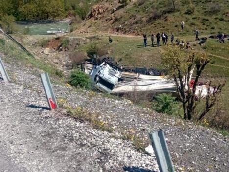 Siirt’in Baykan ilçesinde sürücüsünün direksiyon hakimiyetini kaybetmesi nedeni ile virajı
