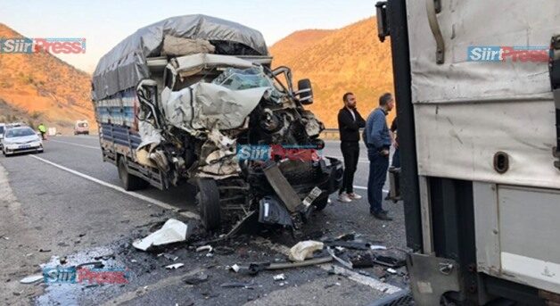 Siirt’te, koyun yüklü kamyonet yol kenarında duran TIR’a çarpması sonucu 