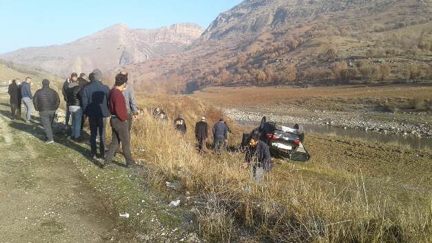 Siirt’in Baykan ilçesi Veysel Karani Beldesinde, buzlanan yolda kontrolden çıkan