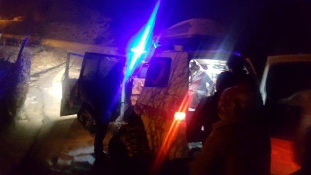 Siirt’in Baykan ilçesinde yoğun kar yağışı nedeniyle ulaşıma kapanan köy