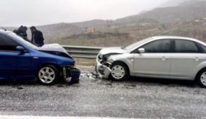 BAYKAN’DA İKİ ARAÇ KAFA KAFAYA ÇARPIŞTI: 6 YARALI