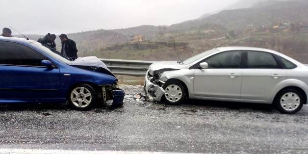 BAYKAN’DA İKİ ARAÇ KAFA KAFAYA ÇARPIŞTI: 6 YARALI