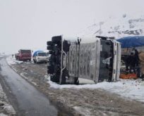 BAYKAN’DA MEYVE YÜKLÜ TIR DEVRİLDİ: 1 YARALI