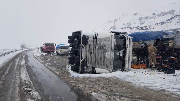 BAYKAN’DA MEYVE YÜKLÜ TIR DEVRİLDİ: 1 YARALI